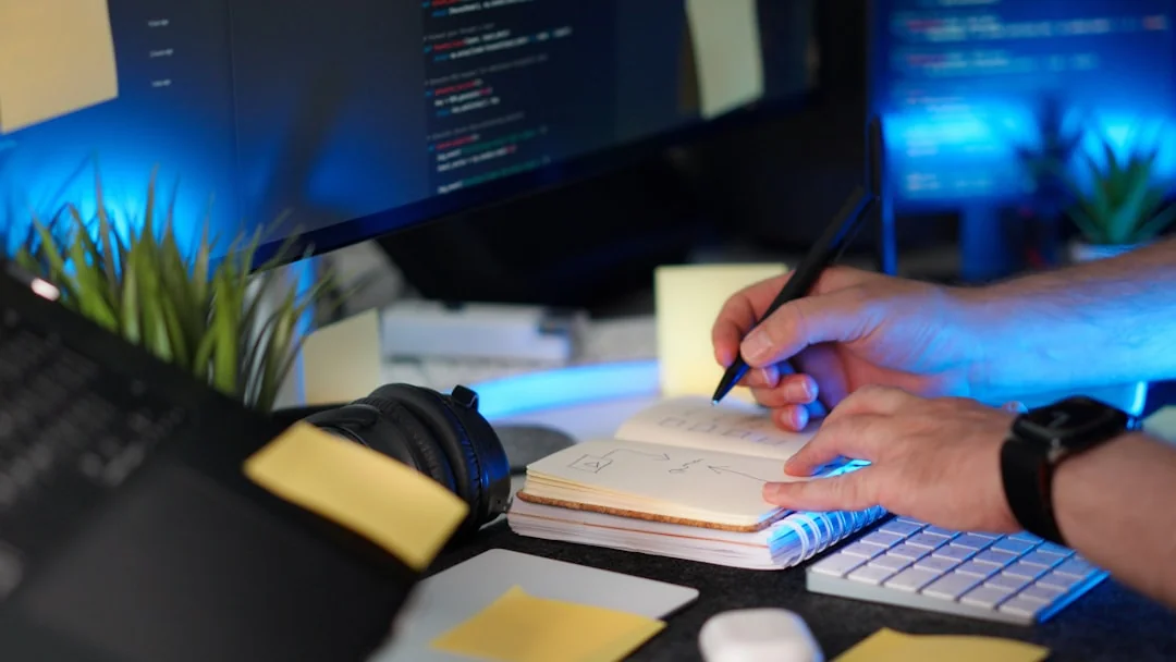 créatif Close-up of a person holding a credit card while using a laptop for online shopping.